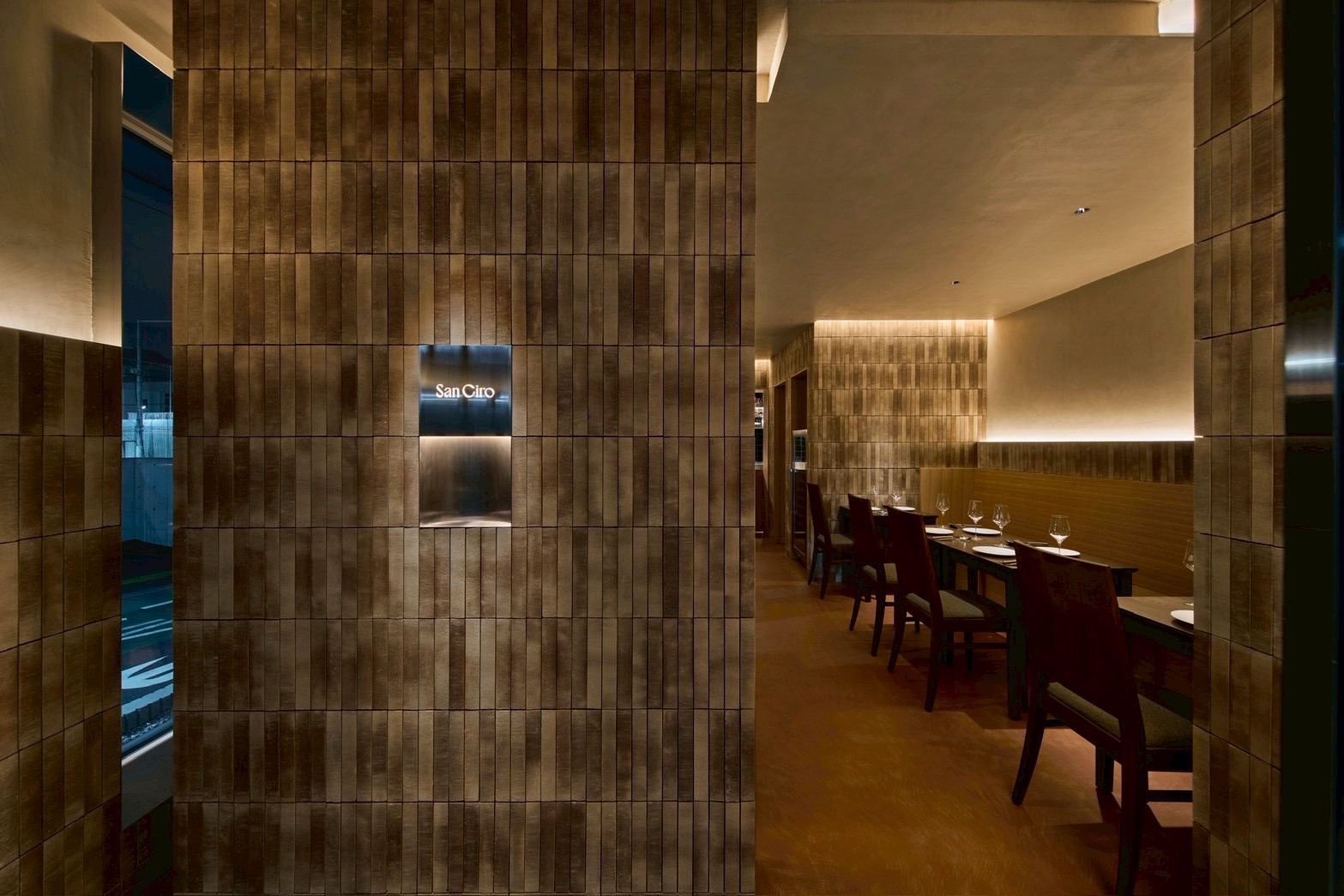 木や土の温もりを感じる落ち着いた空間◆素焼きタイルが彩る店内